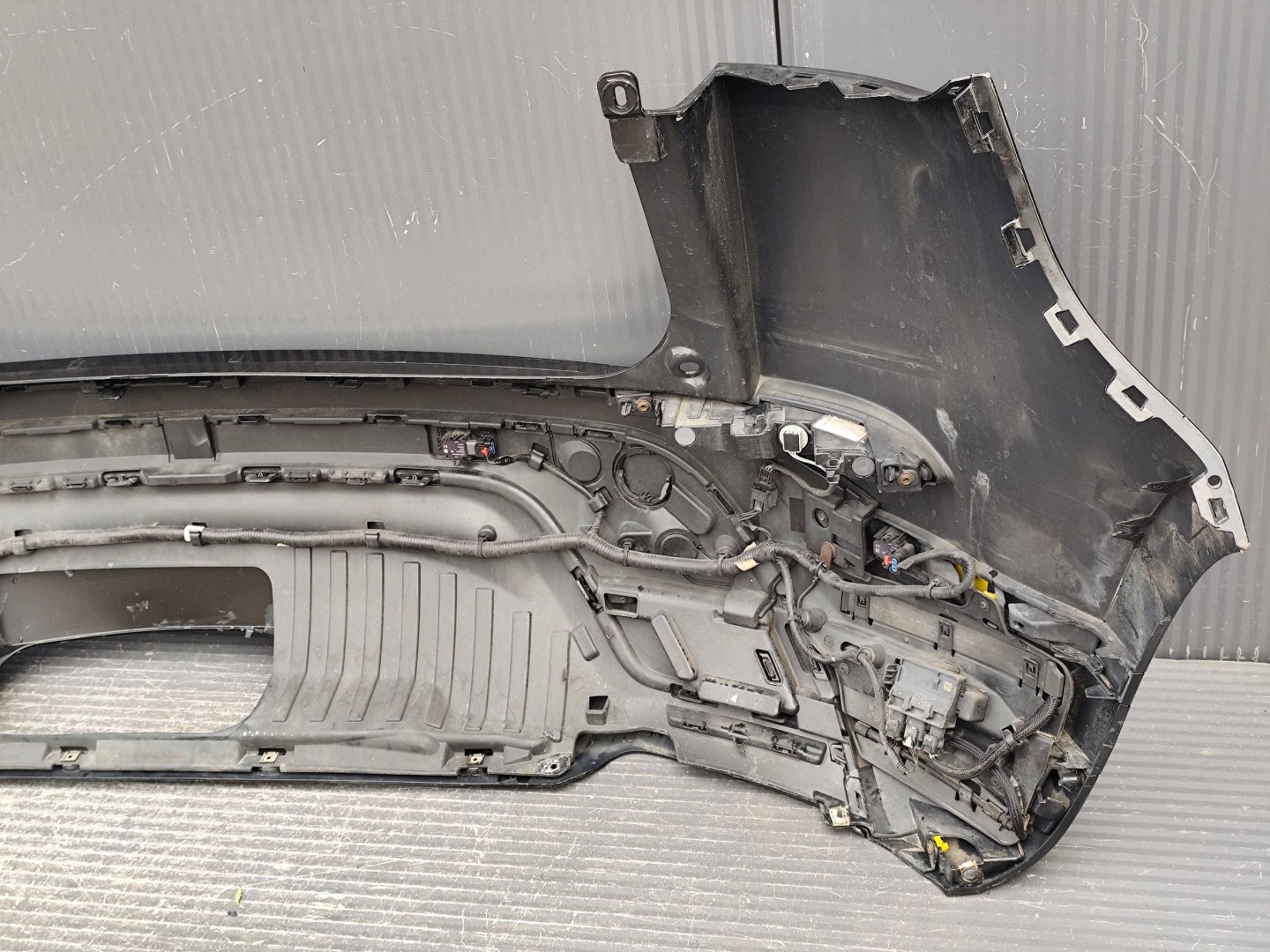 LAND ROVER EVOQUE L551 bumper rear 4xPDC complete DEMONTAZ