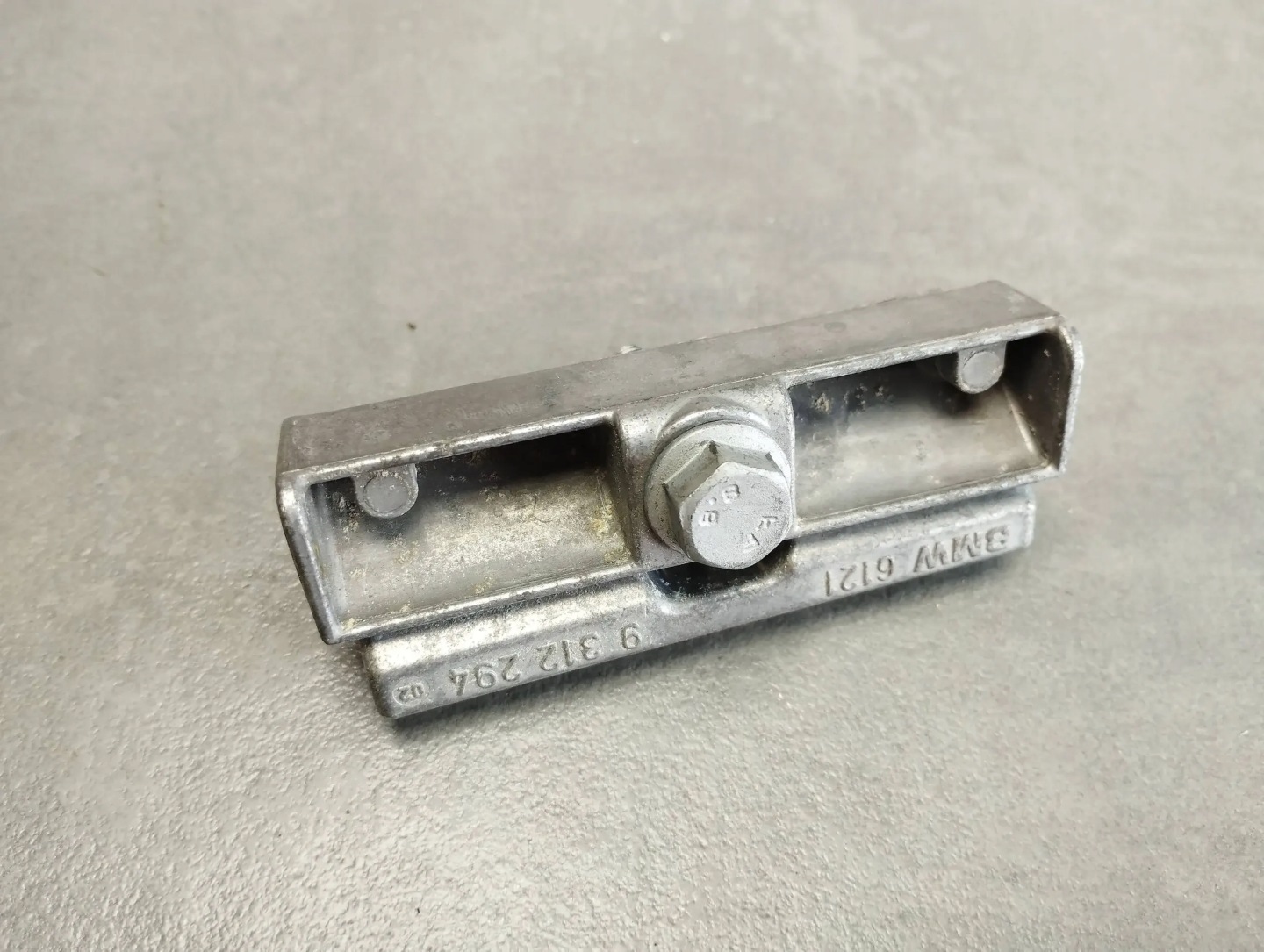 BMW 7 G11 staffa per batteria 9312294
