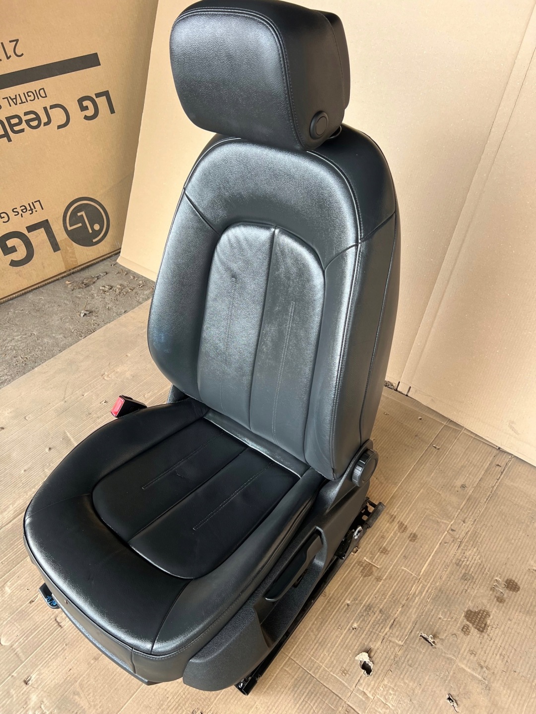 AUDI A6 C7 seat left front driver´s leather