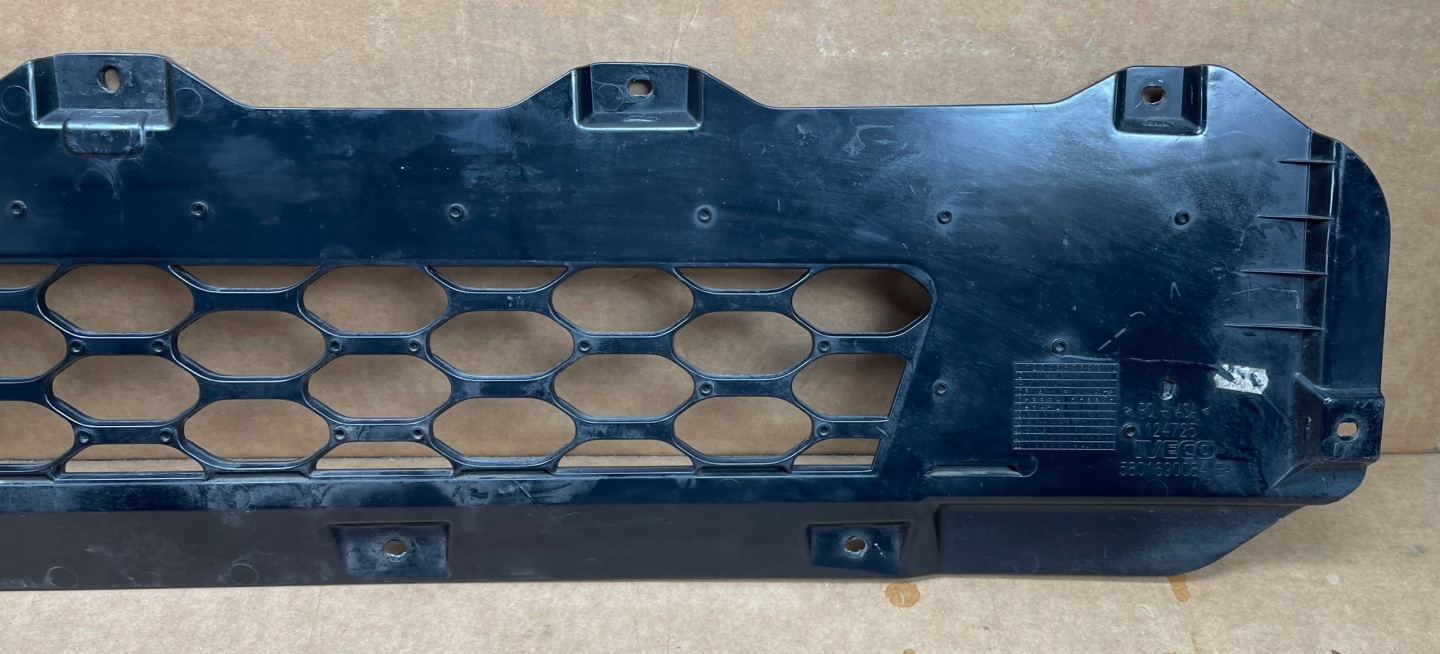 IVECO EUROCARGO 2016 - grille grid of a bumper front central 5801690084