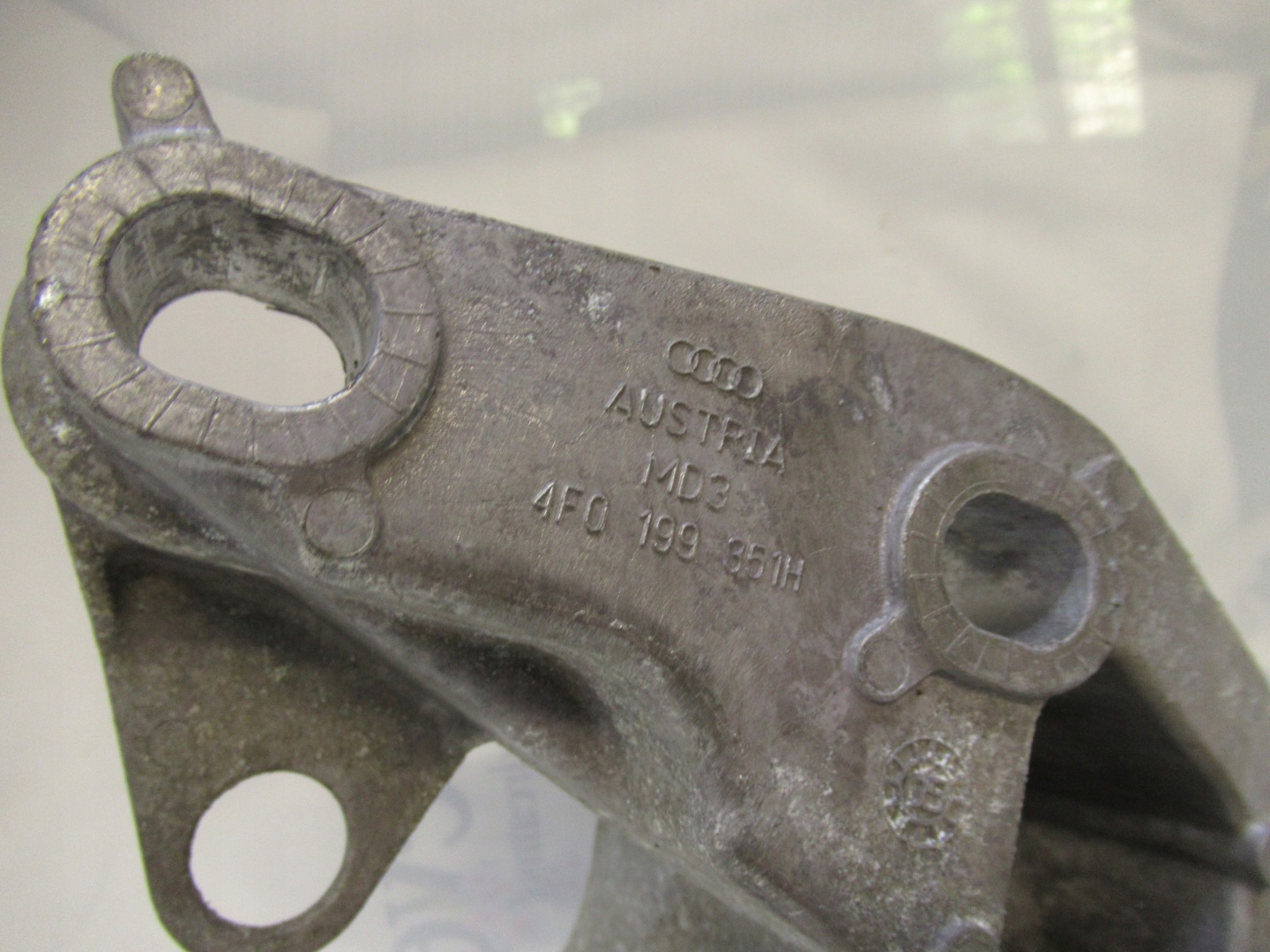AUDI A6 C6 2.7TDI holder engine mount 4F0199379L