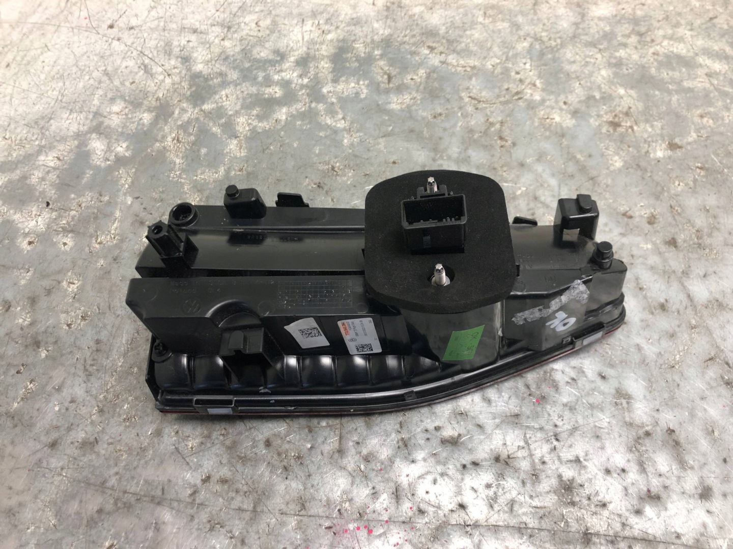 light LED right rear part to the bonnet VW T7 7T0945094