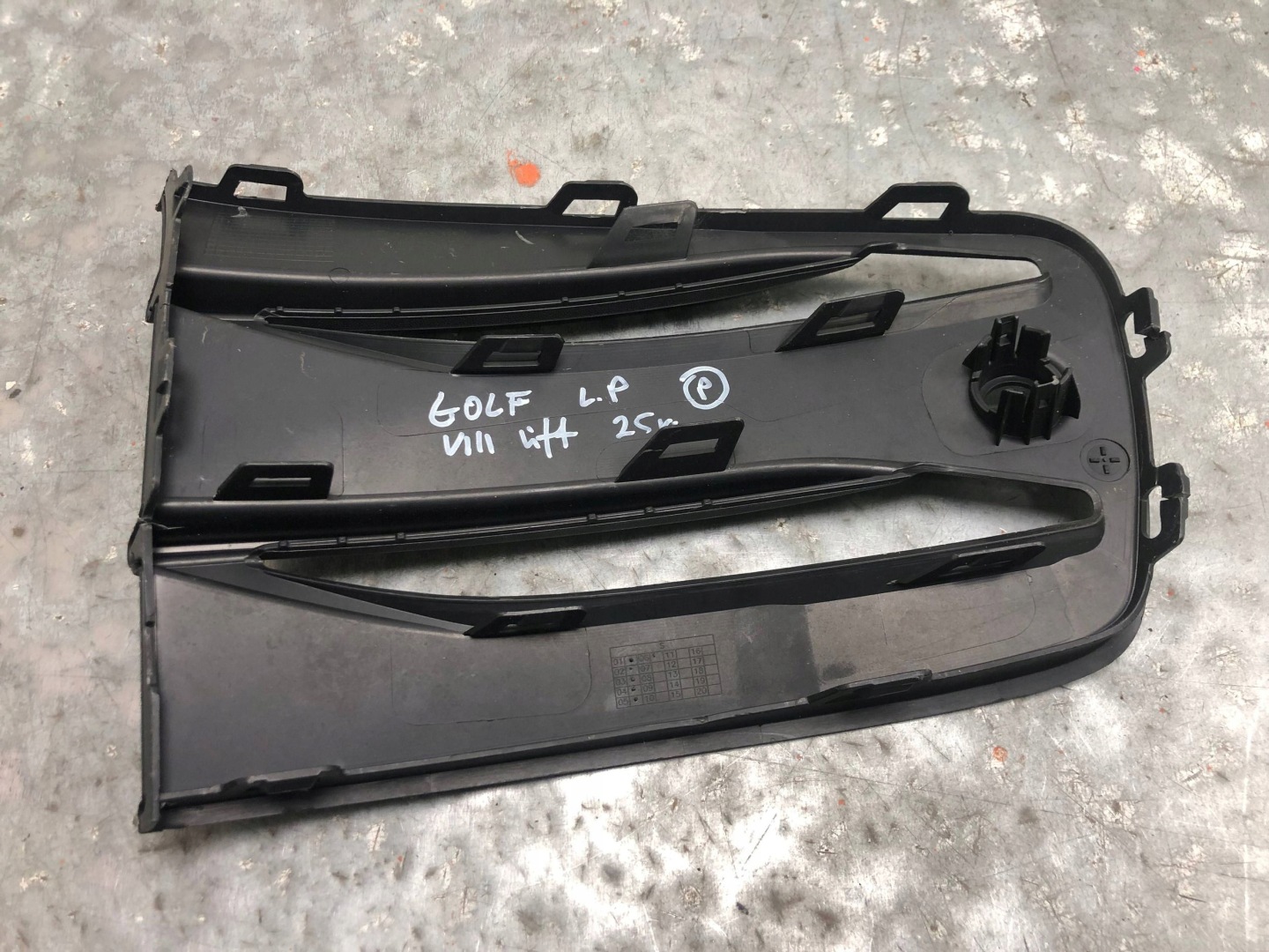 grid of a bumper left front VW GOLF VIII LIFT 5H0853665P