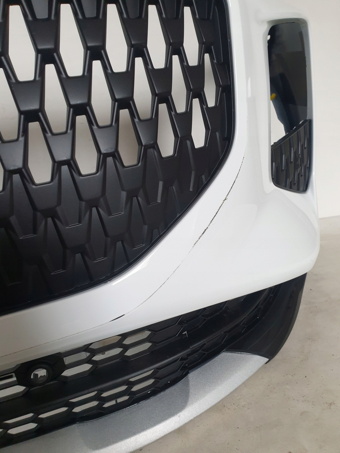 AUDI Q3 III 83H 25-> bumper front front 4 x PDC 83H807437