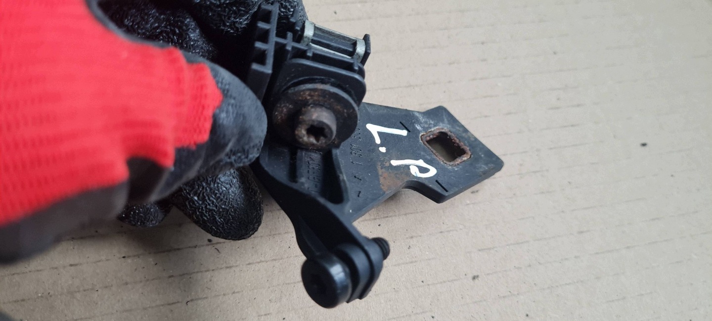 A5 8T LIFT bracket hook holder lights left front 1301330049 A4 B8 LIFT