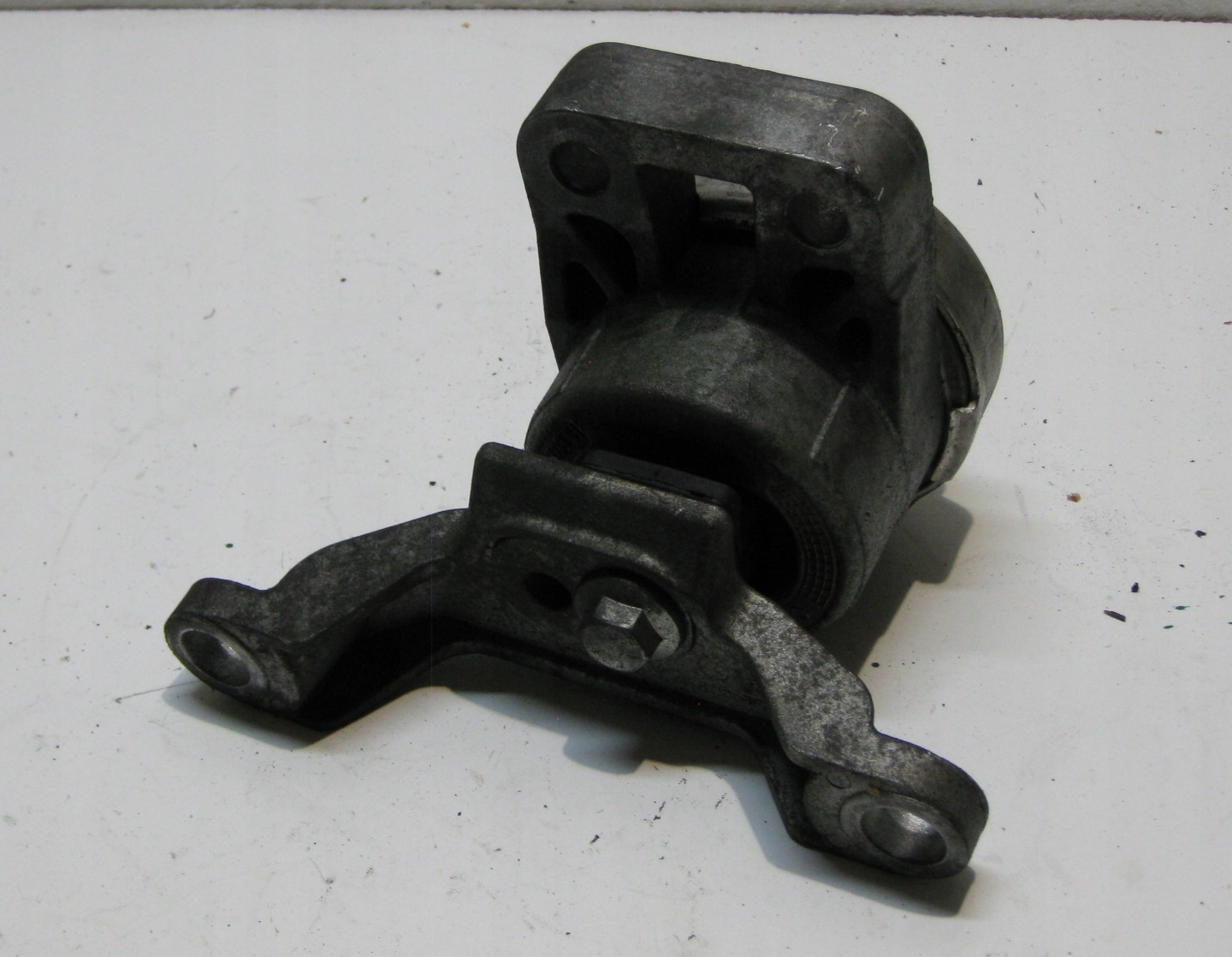 VOLVO V70 2.0 D 09R engine mount 30680702