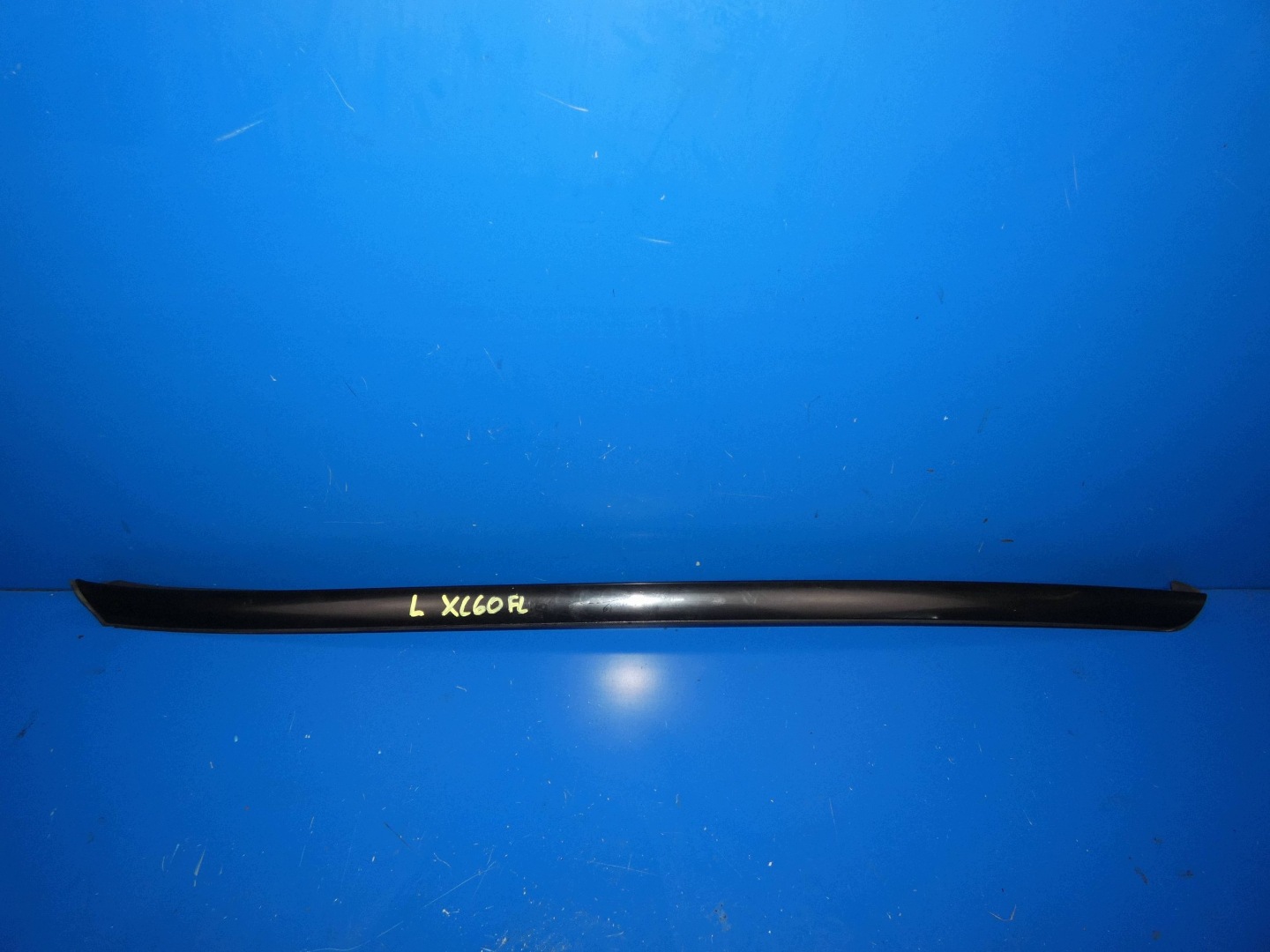 VOLVO XC60 and moulding windows CZOLOWEJ left left front