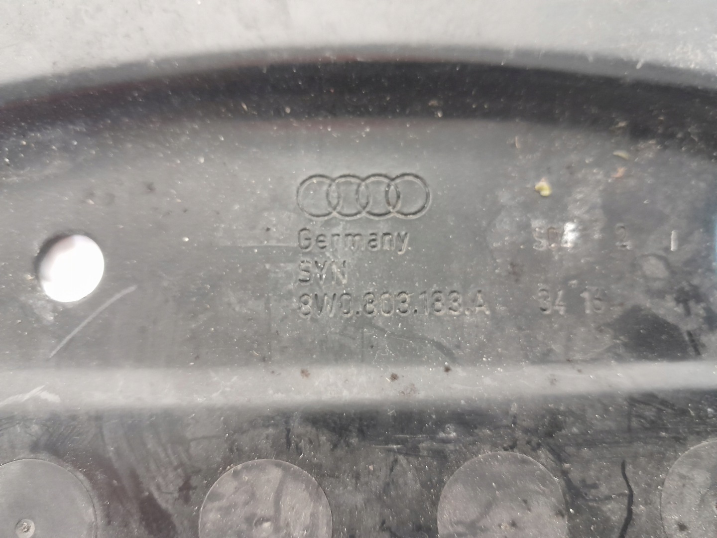 AUDI A4 B9 POPRZECZKA ispod ispod 8W0803183A