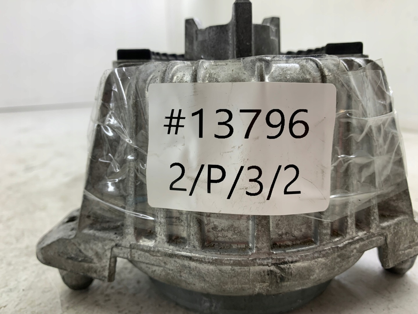 MERCEDES W212 3.0 CDI engine mount A2042405817