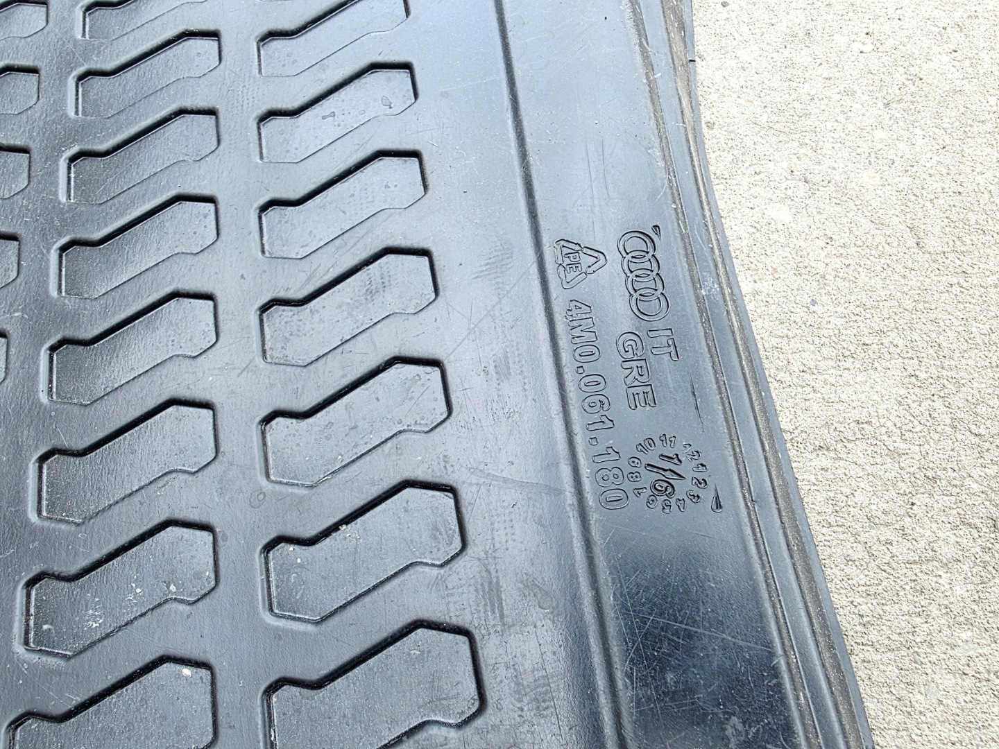 floor boot mats tyres AUDI Q7 4M 4M0061180