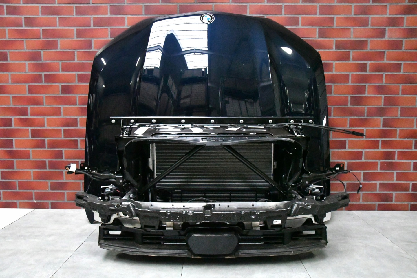 bonnet bumper radiators, wall lights LED pillar BMW X5 G05 LCI m-packet