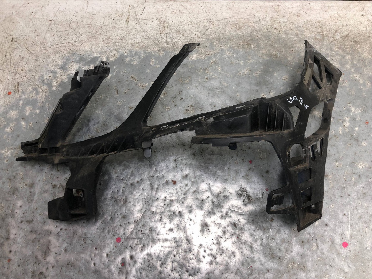 bumper bracket left front MERCEDES W212 KOMBI A2128850365