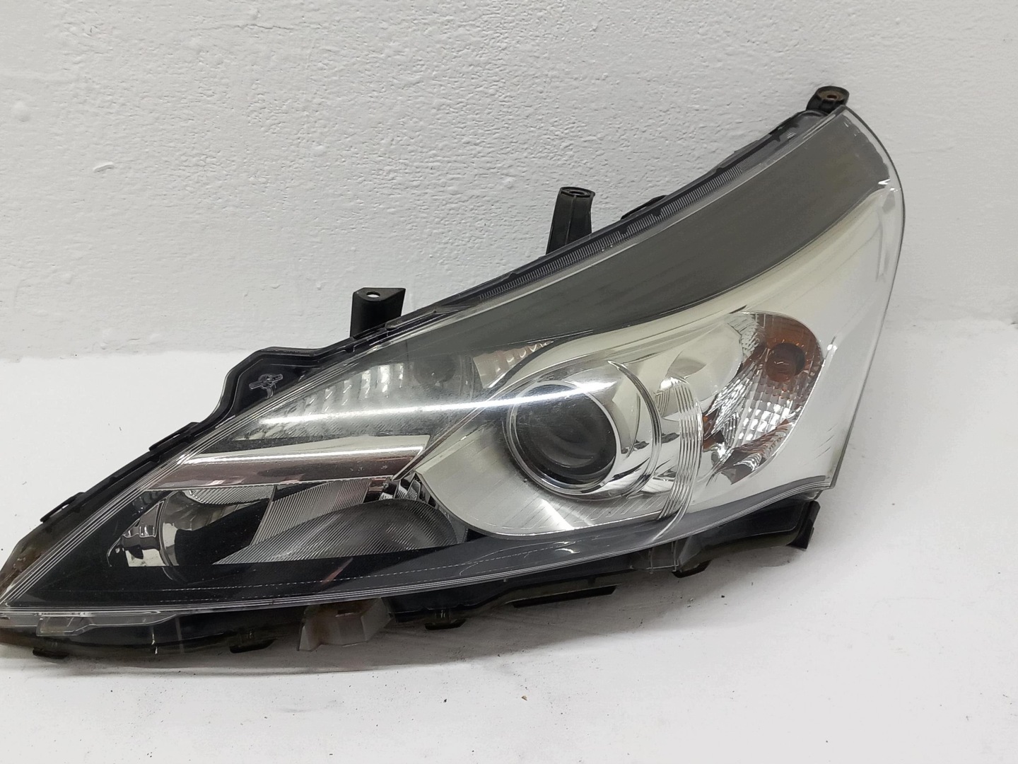 light front REFLEKTOR left TOYOTA VERSO LIFT 81150-0F161 OE