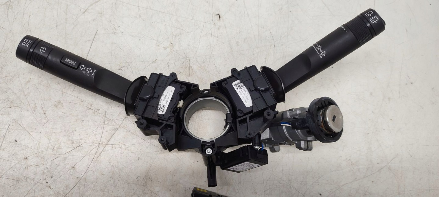 steering wheel levers and controls ring zwijak Opel Insignia A