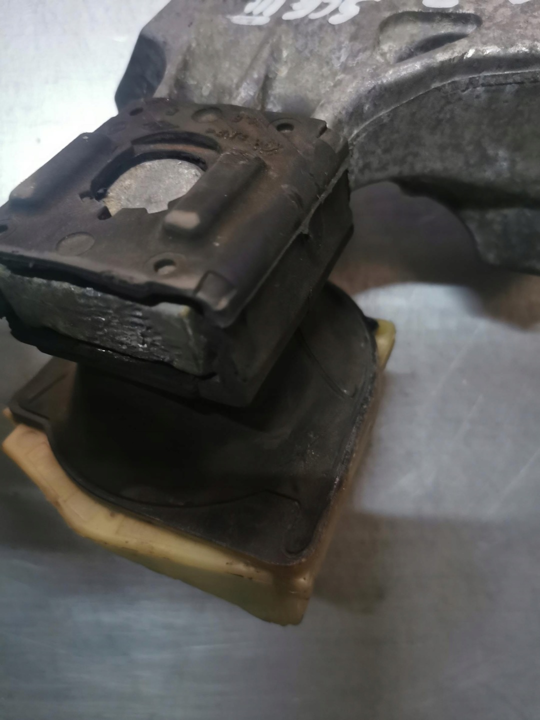 holder engine mount RENAULT SCENIC III 1.4 TCE 112100017R