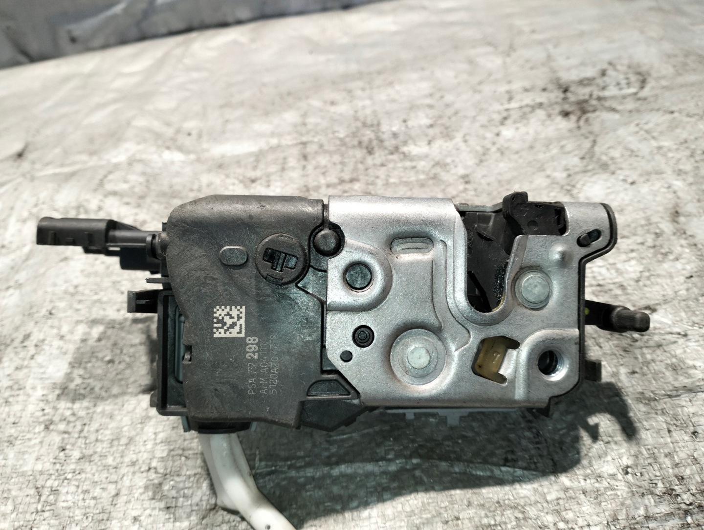lock door left front PEUGEOT 3008 732298 6PIN