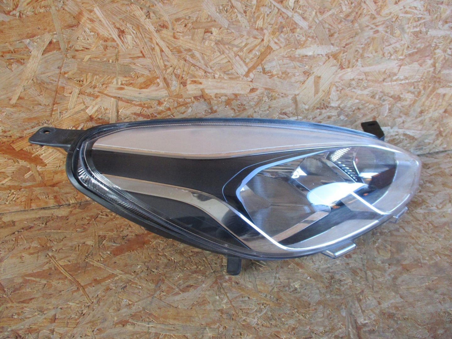 REFLEKTOR light right FORD FIESTA MK8