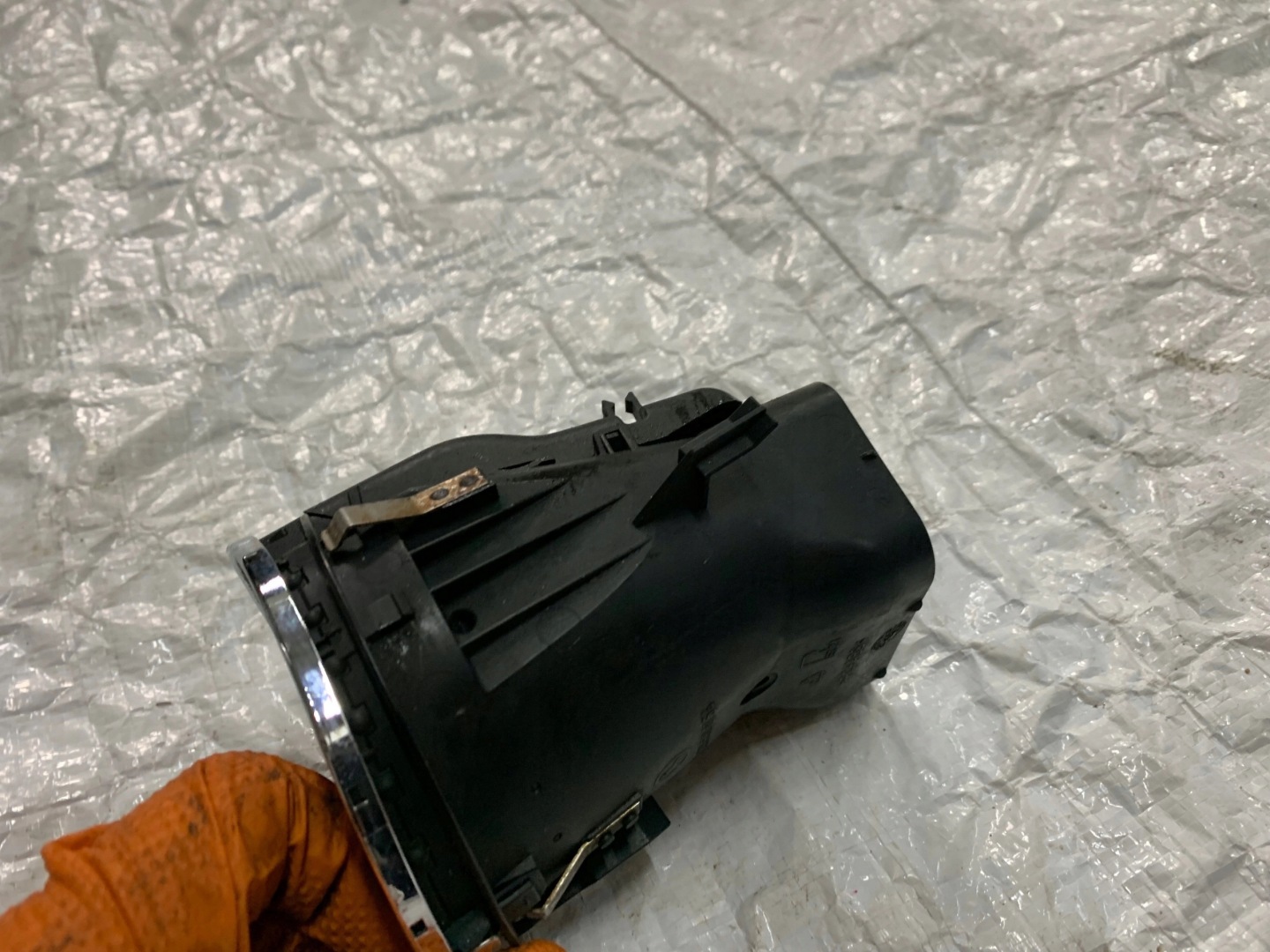 grid air conditioning devices left MERCEDES CLS W219 A2198300154