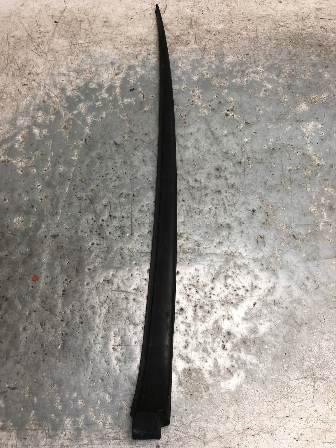 moulding windows CZOLOWEJ left front VW GOLF V plus 5M0854327D
