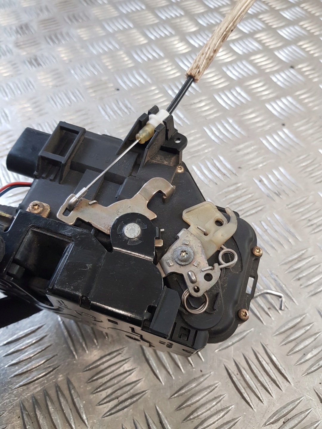 lock door right front AUDI A6 C5 sedan 9PIN 02R