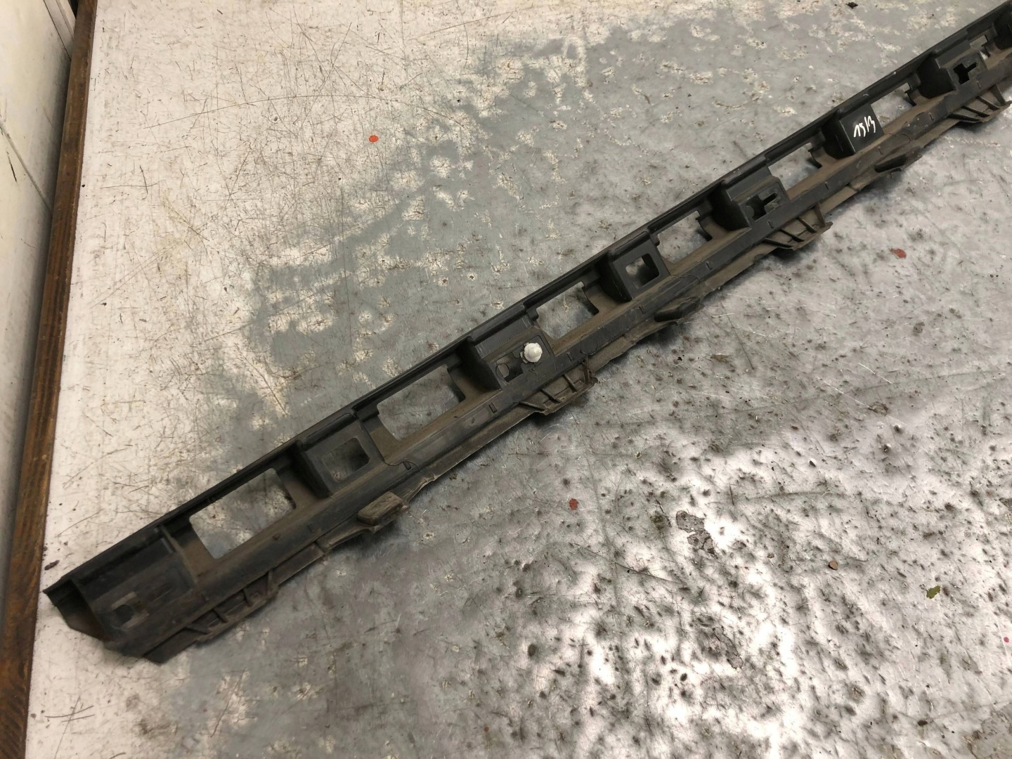 support mouldings PROGOWEJ left VW PASSAT B8 KOMBI 3G0853945