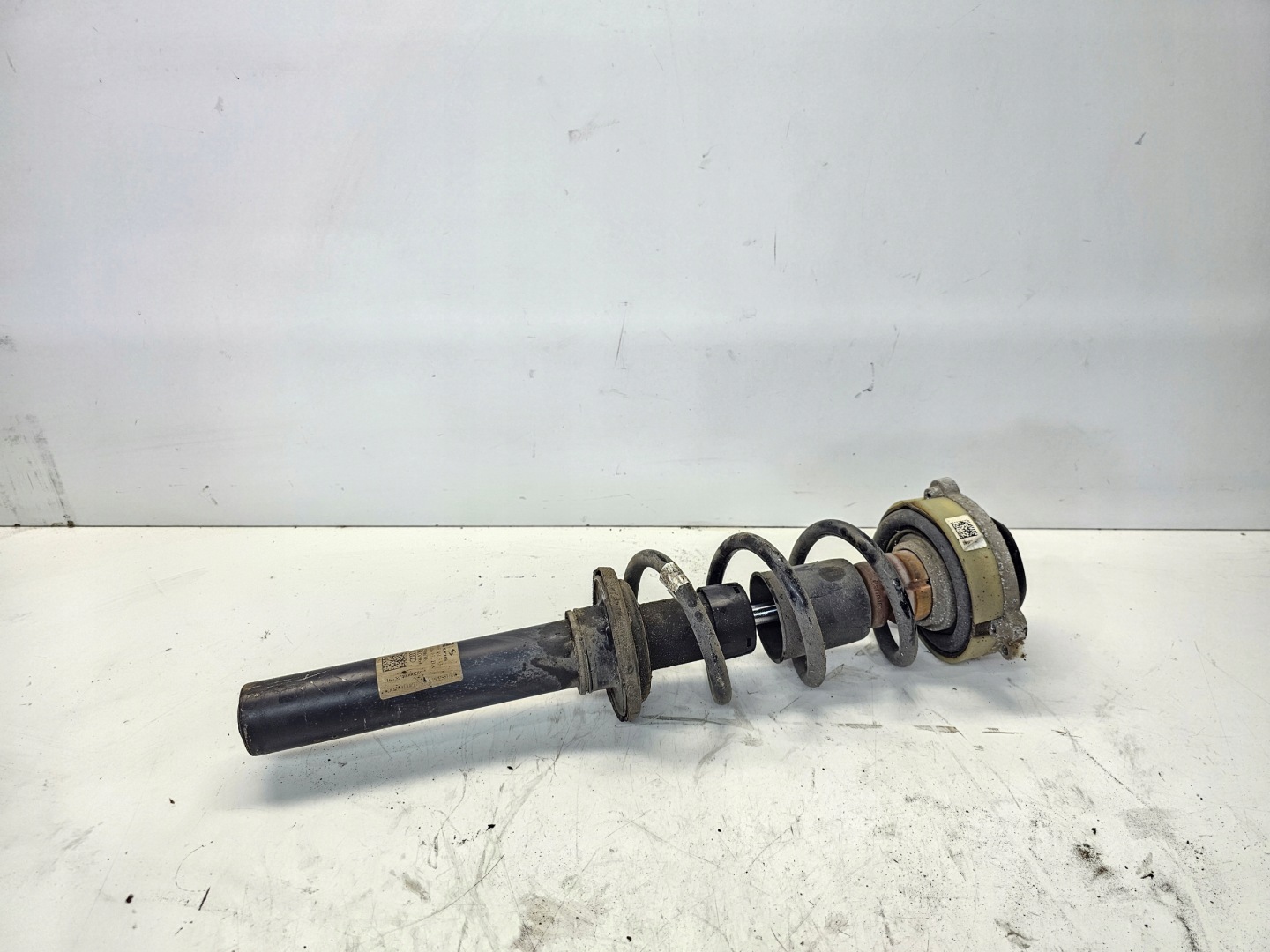 shock absorber right front AUDI A4 B9 A5 8W 8W0413031BA
