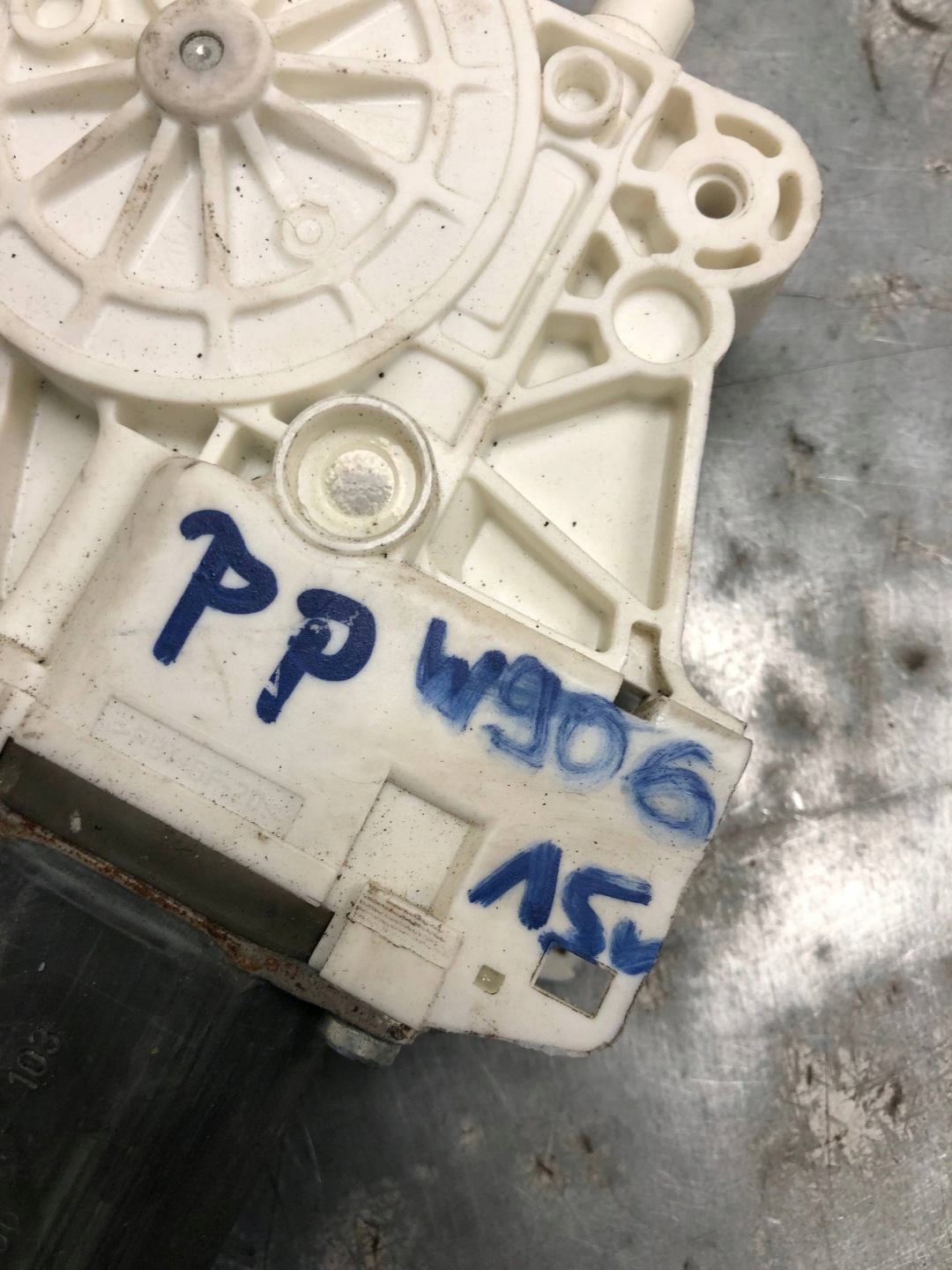 mini motor windows right front MERCEDES W906 A0068205542