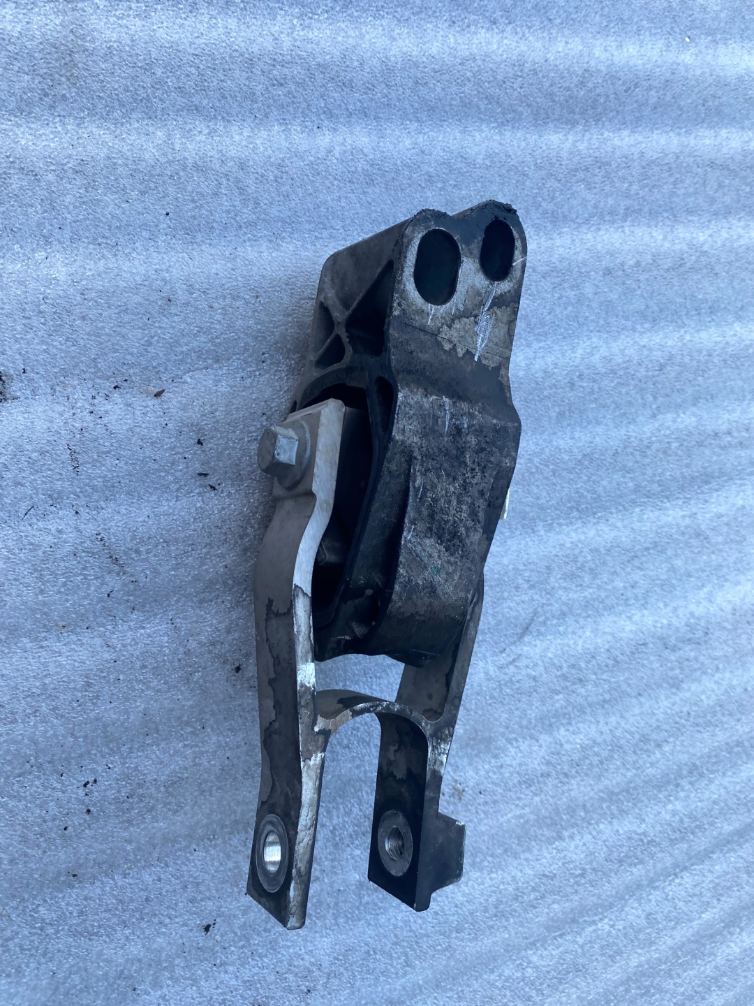 VOLVO XC40 2.0 D holder engine mount