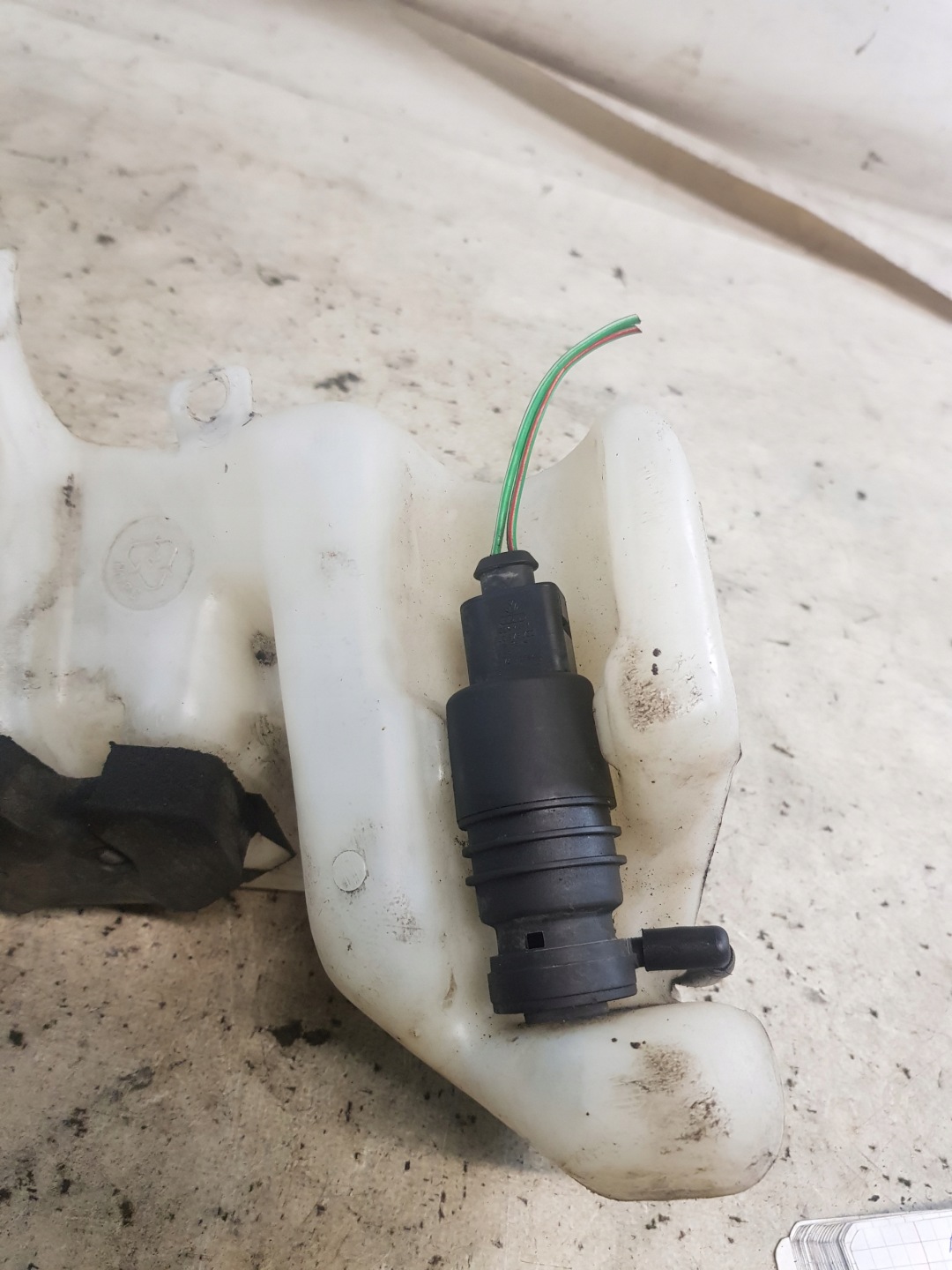 VW NEW BEETLE washer fluid tank 1C0955453D + pump