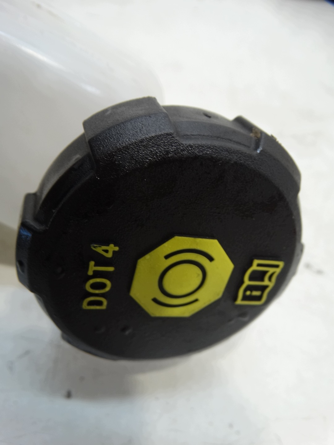 brake booster + tank KIA SPORTAGE V HYUNDAI I30 III