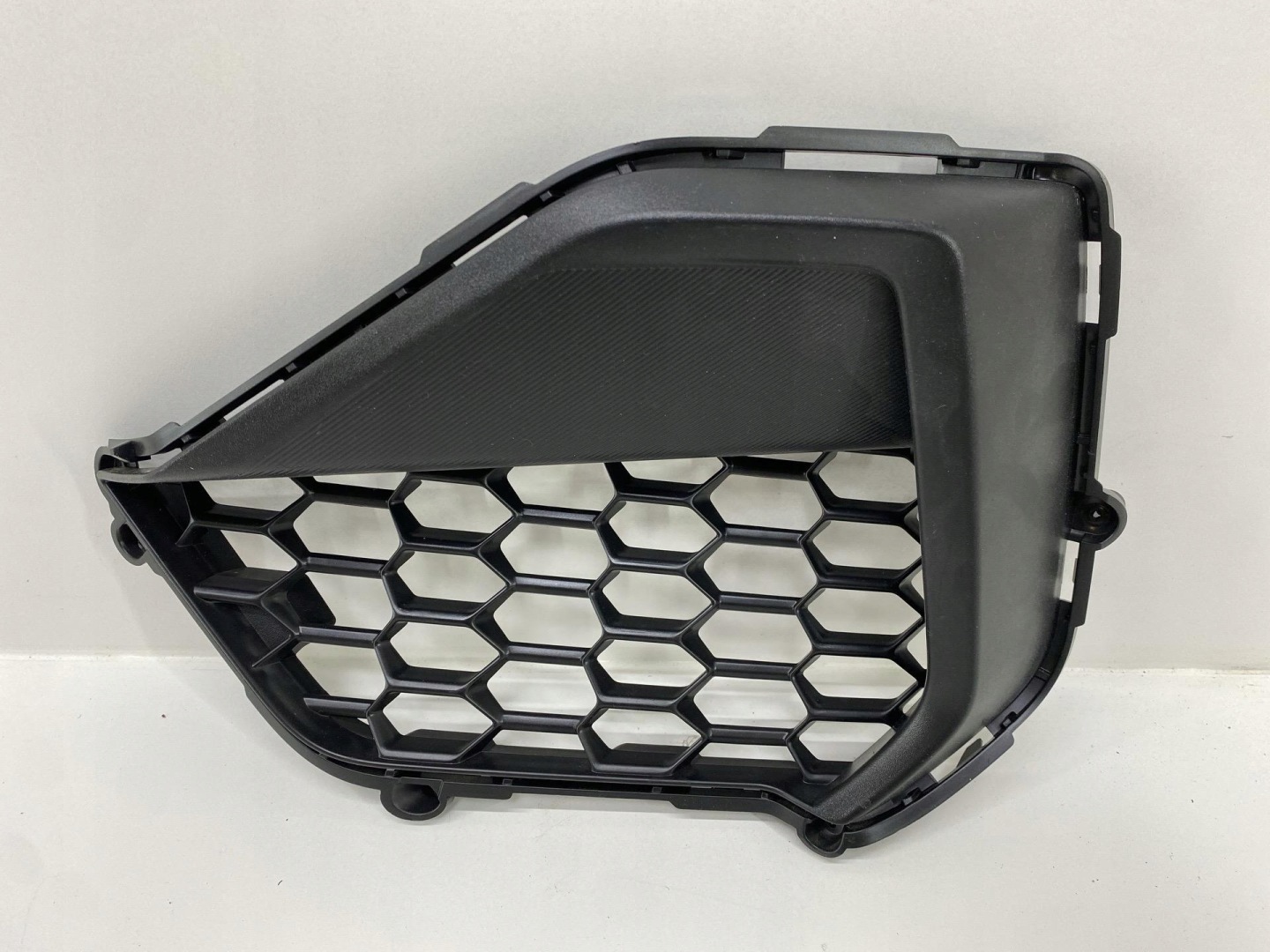 grid of a bumper left side Ford Mustang 7 S650 (2023 - 2026)