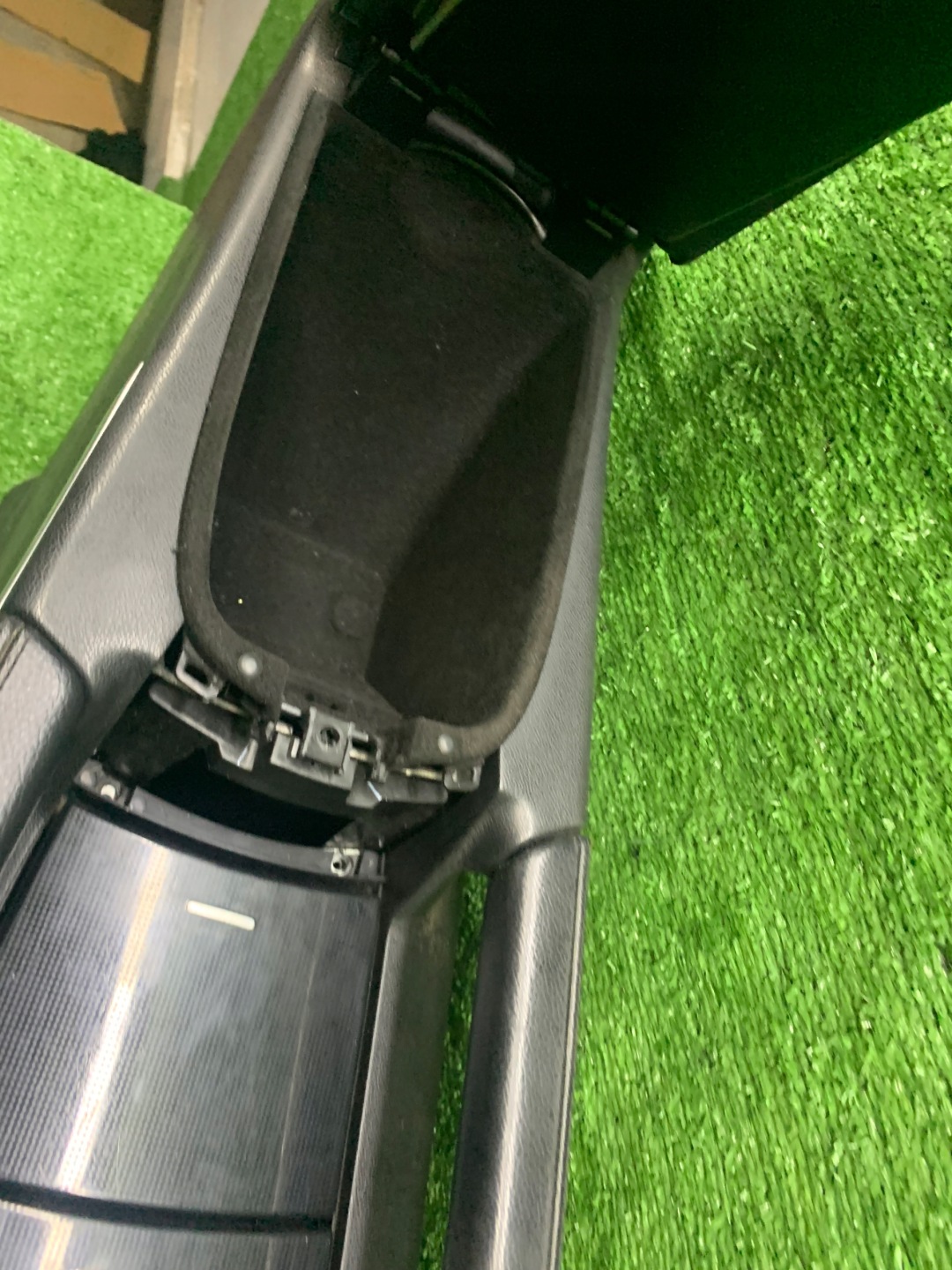 Mercedes w164 armrest tunel passenger compartment ML GL X164 1646801314