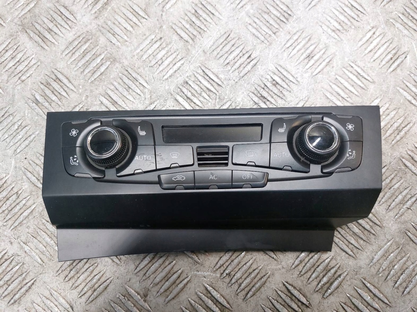 PANEL Bouches buses AUDI A4 B8 8T1820043AC