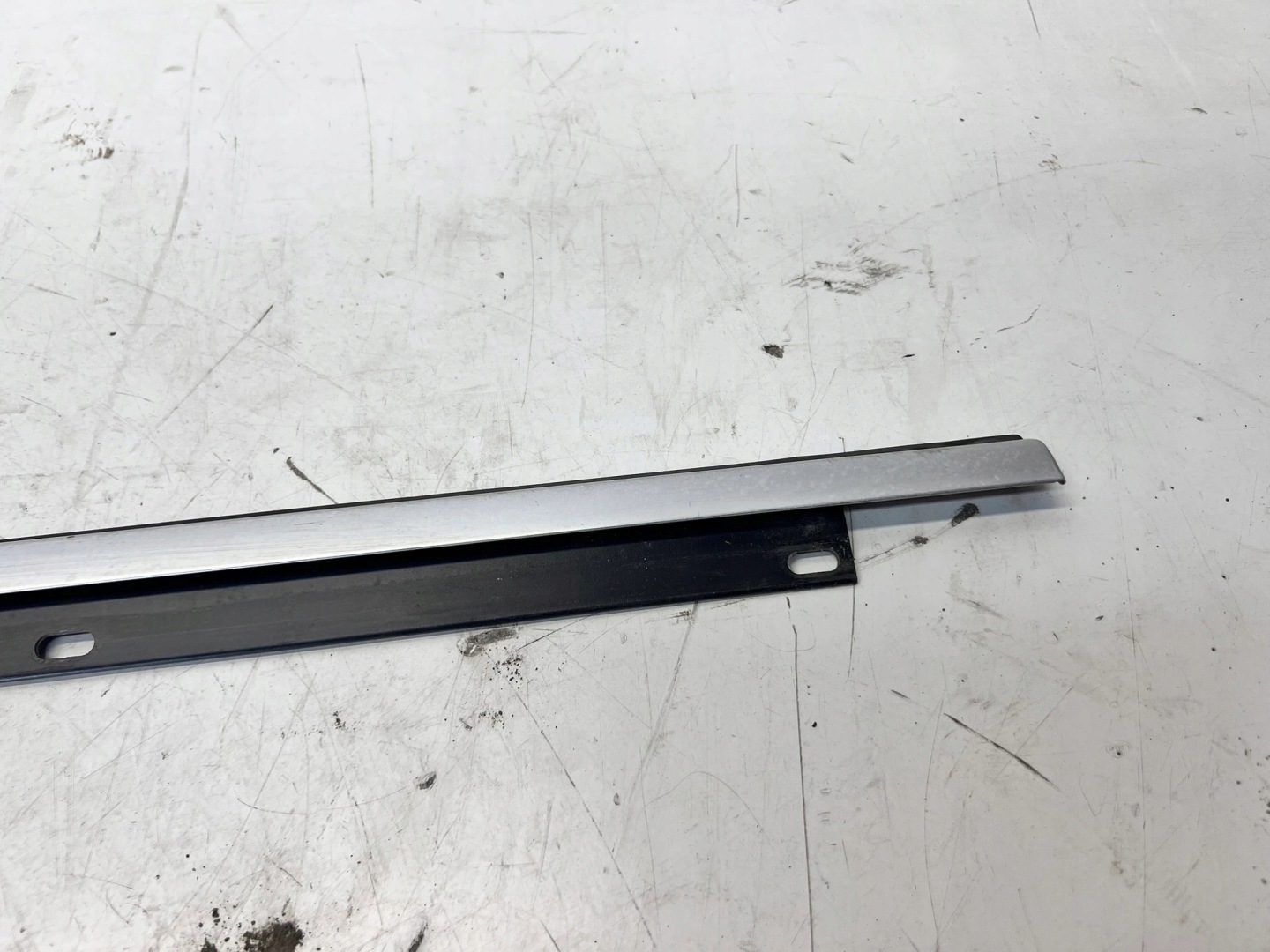 moulding dust SZYBE door right rear part CHROM AUDI A4 B7 8E0853764B