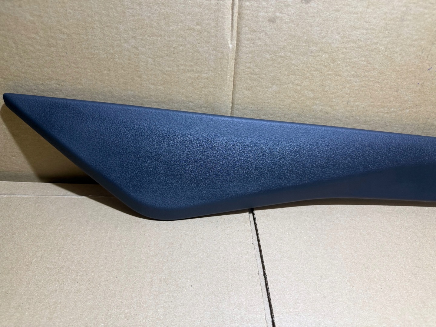 AUDI A6 C8 moulding side TUNELU SRODKOWEGO left 4K0863305