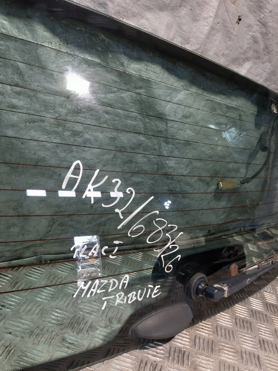 Mazda Tribute 00-07 OKNO zadná kufra UCHYLNA