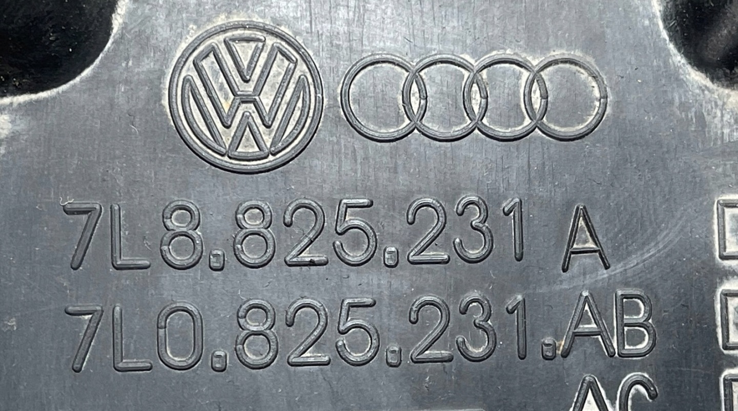 AUDI VW PORSCHE BLENDE ABDECKUNG ABDECKUNG MITTE DES MOTORS 7L8825231A