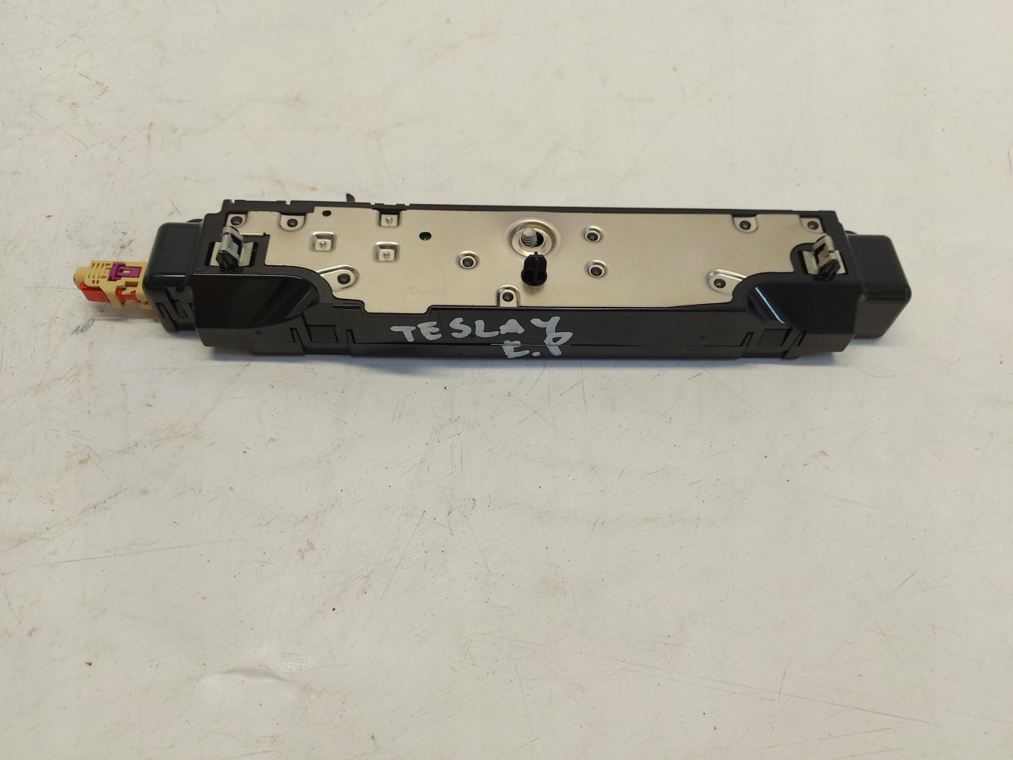 TESLA MODEL Y 2024r amplifier aerial 1585601-00-E
