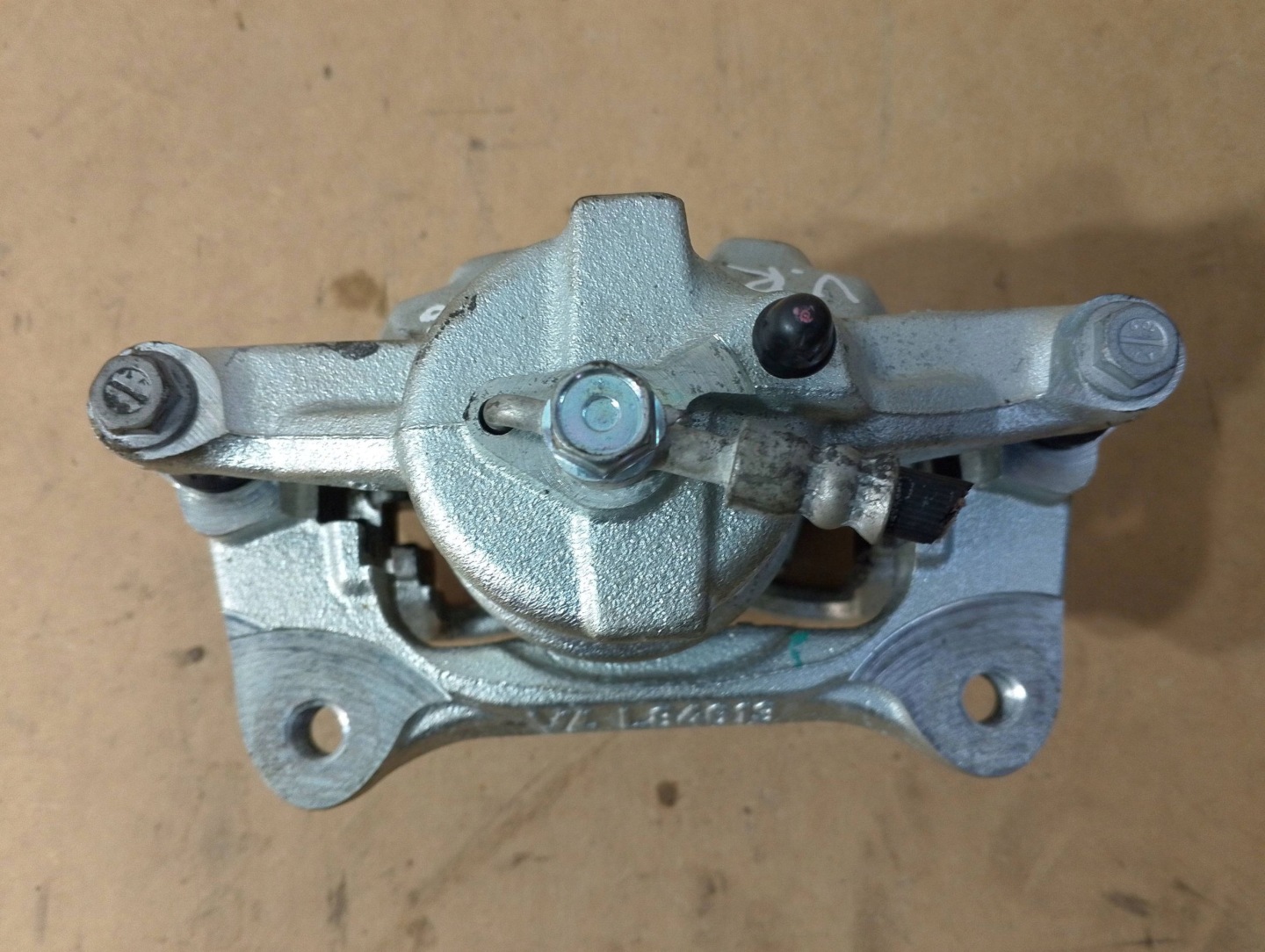 TOYOTA YARIS CROSS caliper front right front L84613 1.5H (B416) JARZMO