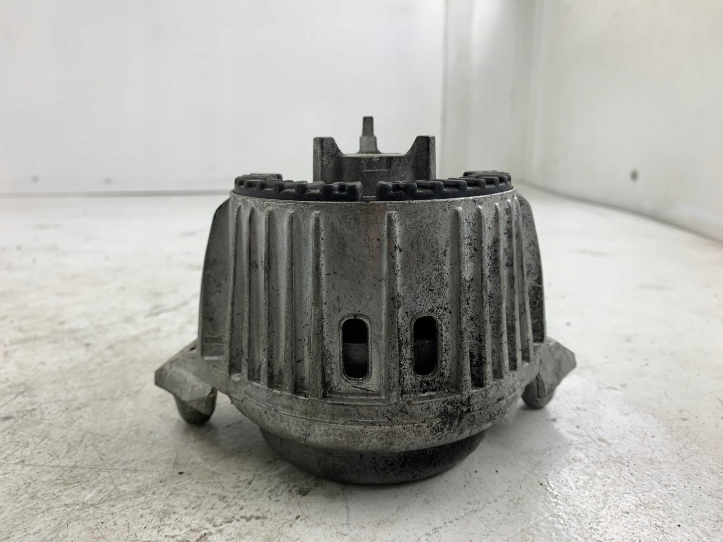 MERCEDES W212 3.0 CDI engine mount A2042405817