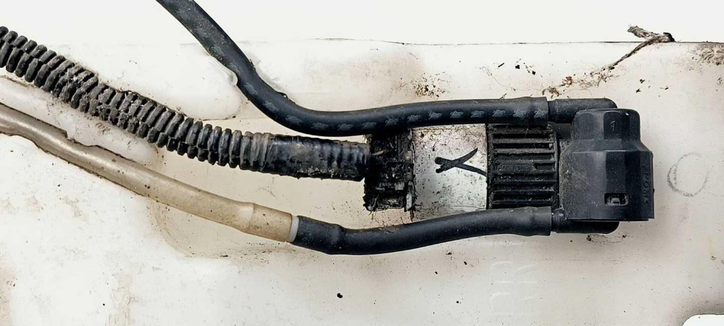 washer fluid tank NISSAN ALMERA N16