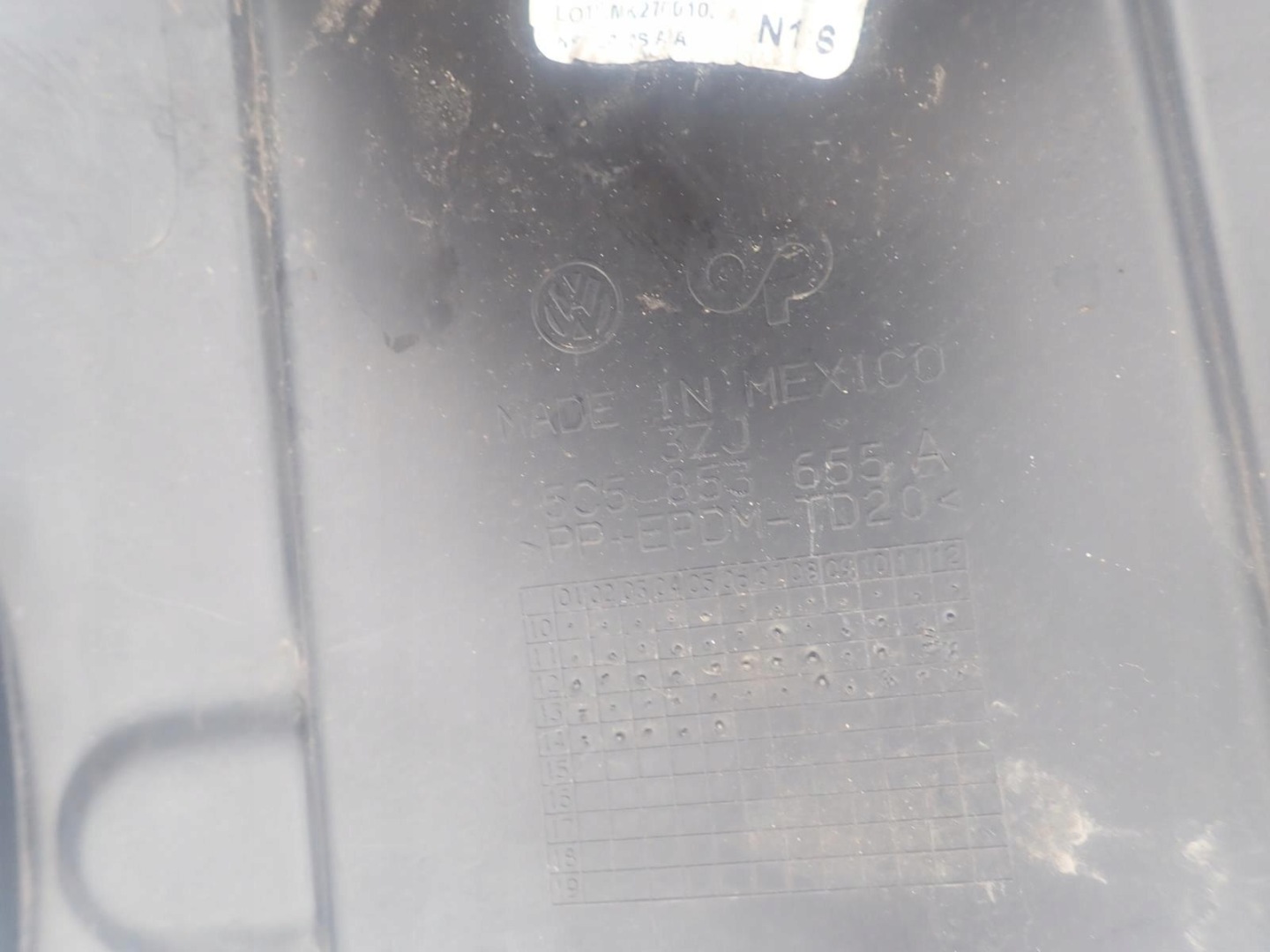VW BEETLE 5C 11-19 příčka kryt GORA stěny