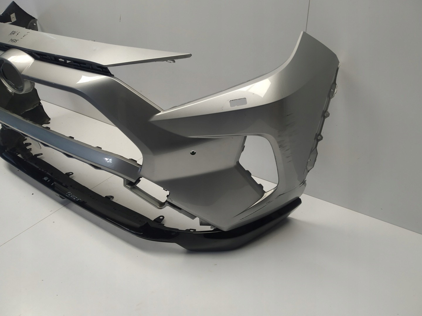2018r + Toyota Rav4 V bumper hokej front original below PDC and washers
