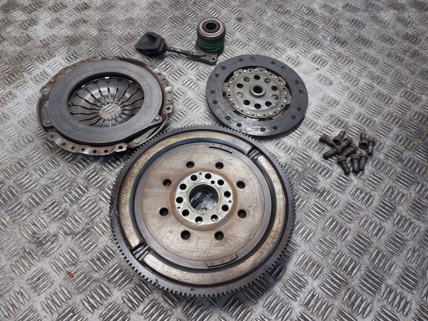VOLANO USATO + disco + di pressione + LOZYSKO OPOROWE VOLVO V40 e 9181056-B