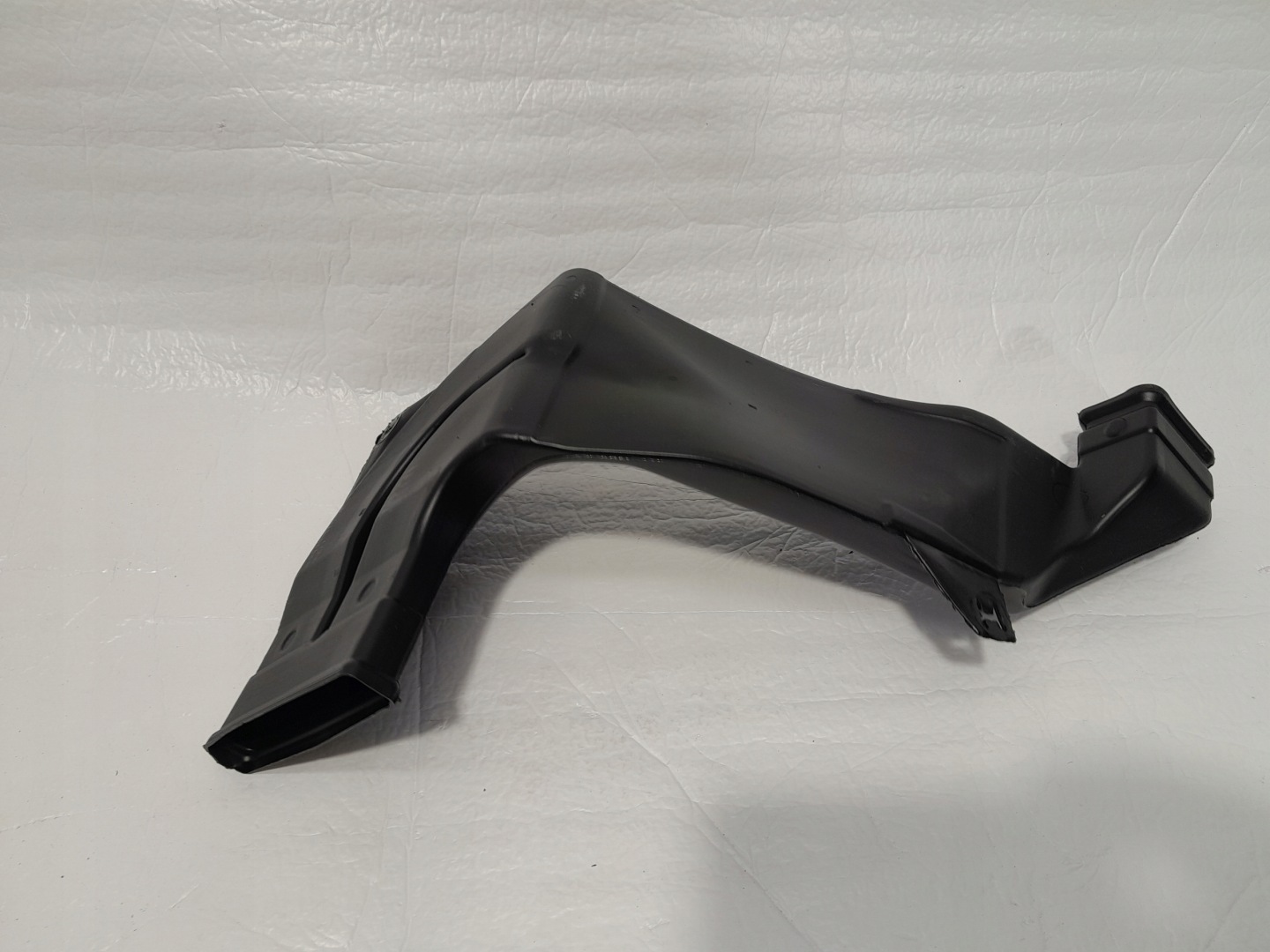 AUDI A4 B9 LIFT drain intake air right 8W0819806A