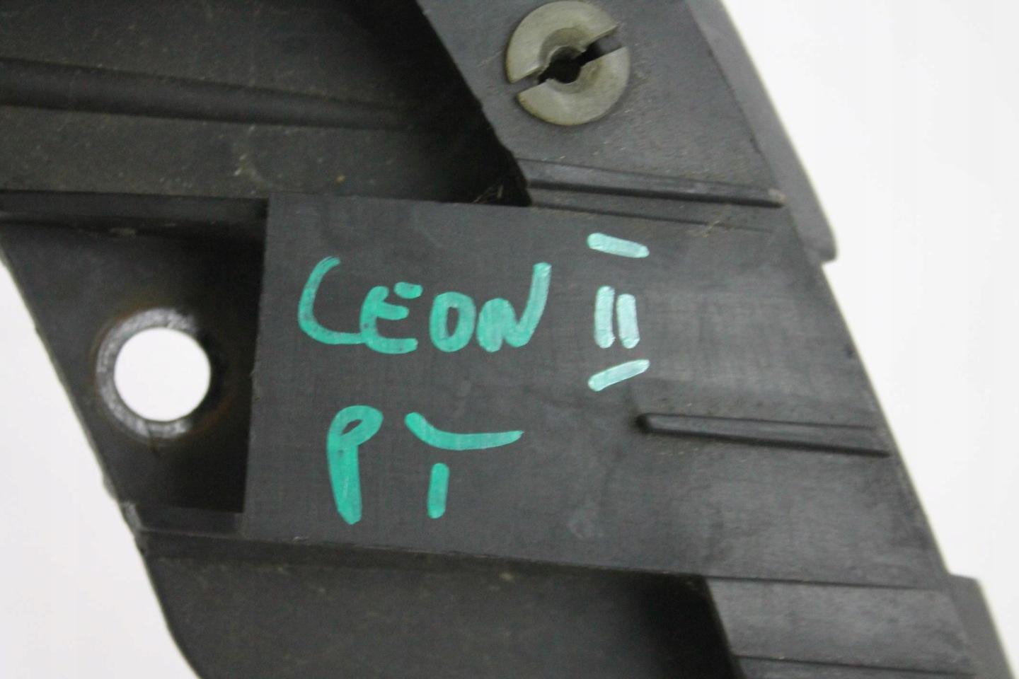 BUMPER BRACKET RIGHT REAR PART 1P0807378 LEON II LIFT