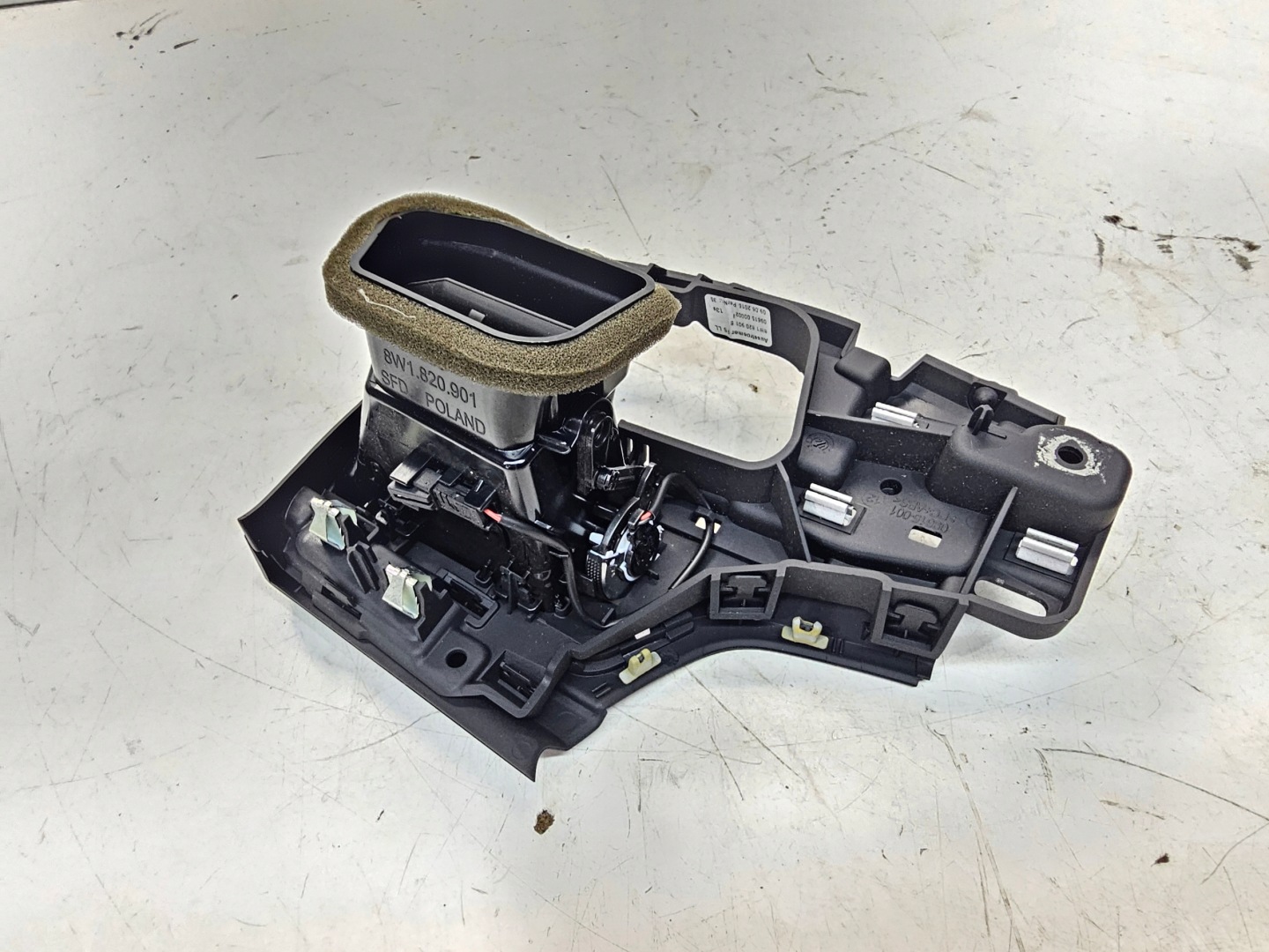 grid air conditioning devices left AUDI A4 B9 8W1820901B EUROPA