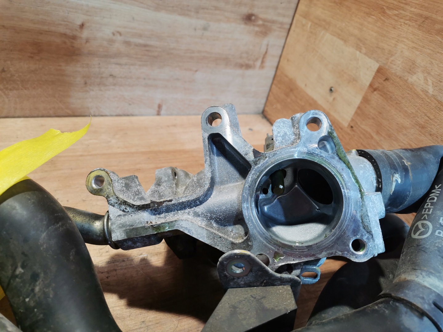 Scatola termostato tubi d’acqua MAZDA 3 BM 2.0
