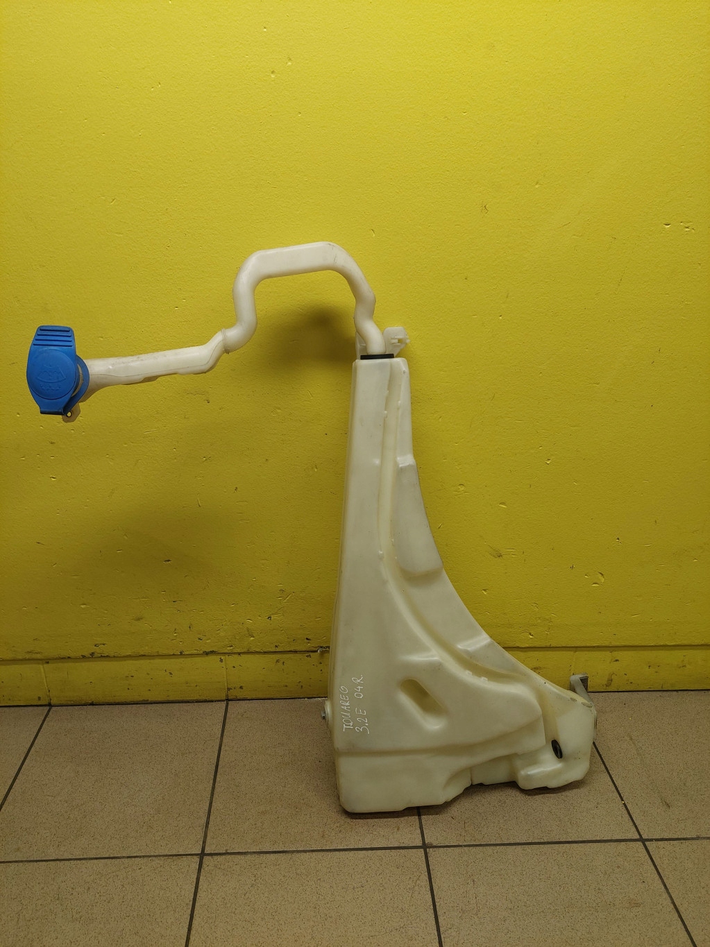 VW TOUAREG and V6 washer fluid tank 7L0955453D