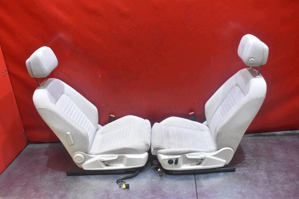 Sitz Sitze Seite Seiten KOMPLET Halbleder EU VW PASSAT B8 Sedan 14-22